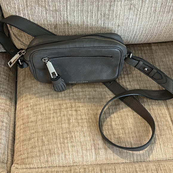 Marc Jacobs adjustable Crossbody gray  bag front compartment zipper closures - Picture 10 of 10